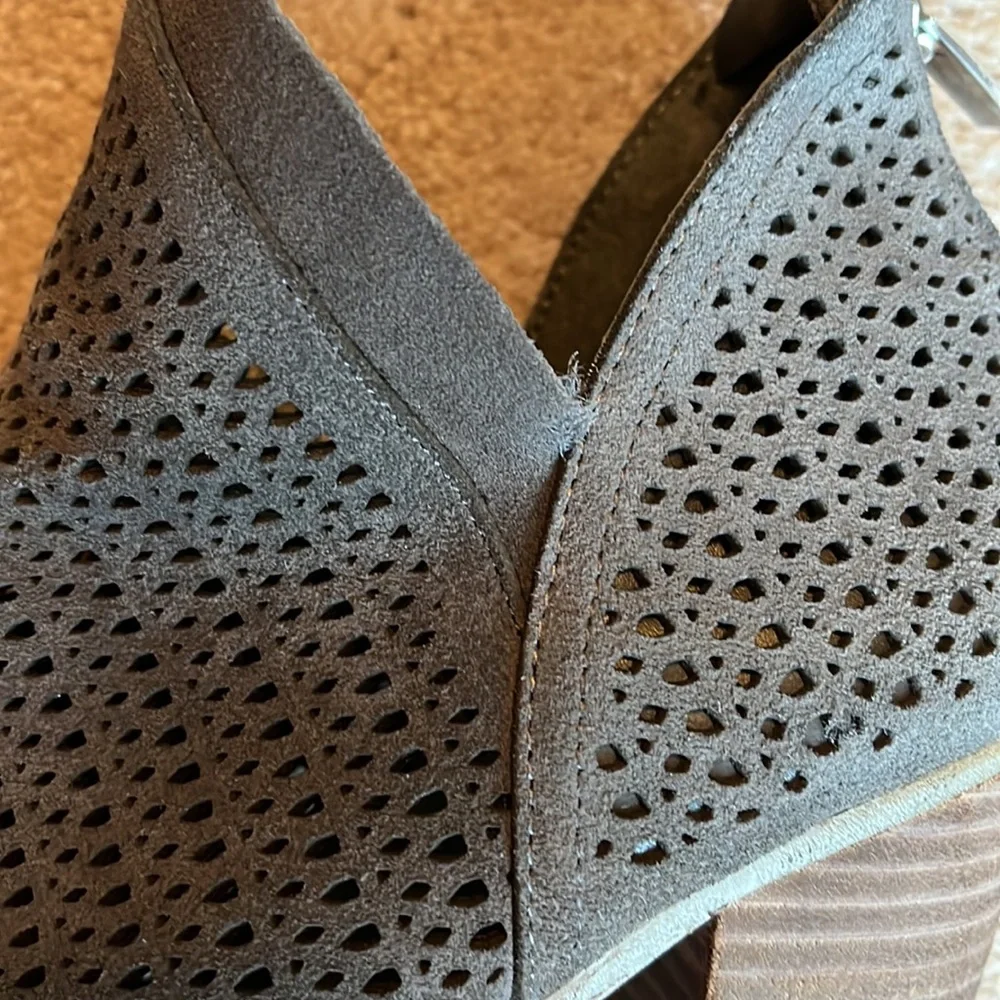 Vince Camuto perforated gray suede block heel boots size 8.5 - Picture 5 of 10